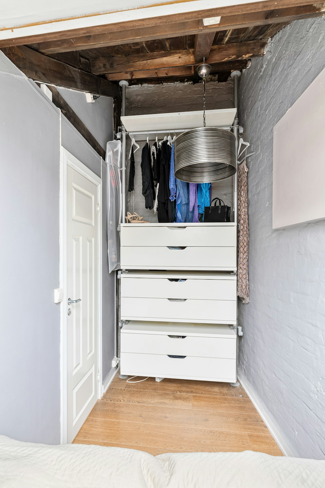 a-bedroom-with-a-bed-and-a-closet-tlxpovakonc